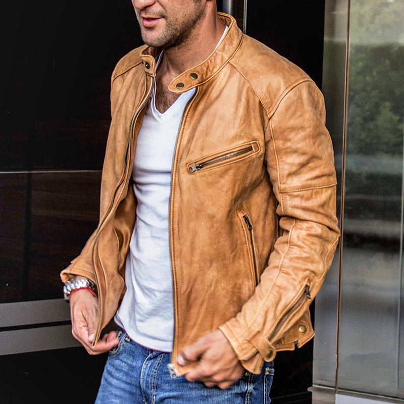 Mann in brauner Lederjacke, weißem T-Shirt und blauer Jeans. Modische Herrenbekleidung, lässiger Stil, Outdoor-Look.