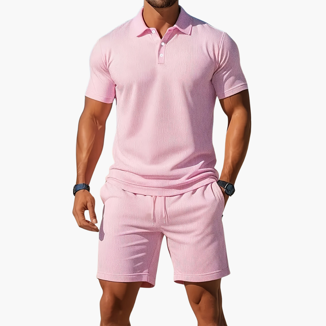Mann in rosa Poloshirt und Shorts, sportlich-eleganter Look, Sommermode für Herren, Freizeitoutfit, stilvoll und modern, weiße Hintergrund.