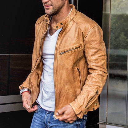 Mann in brauner Lederjacke, weißem T-Shirt und blauer Jeans. Modische Herrenbekleidung, lässiger Stil, Outdoor-Look.