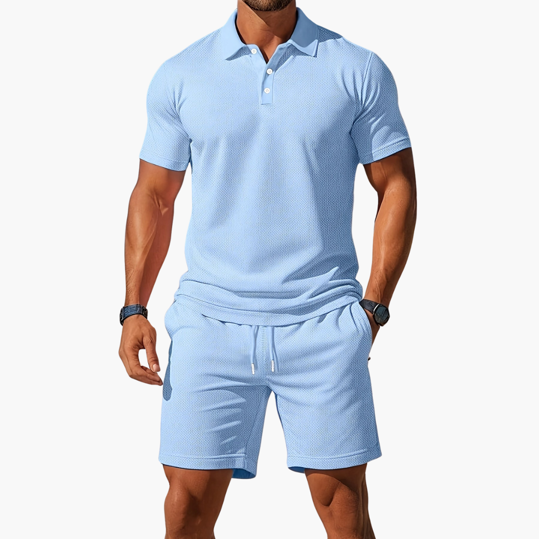 Mann in hellblauem Poloshirt und Shorts, sportlich-eleganter Look, Sommermode für Herren, Freizeitoutfit, stilvoll und modern.