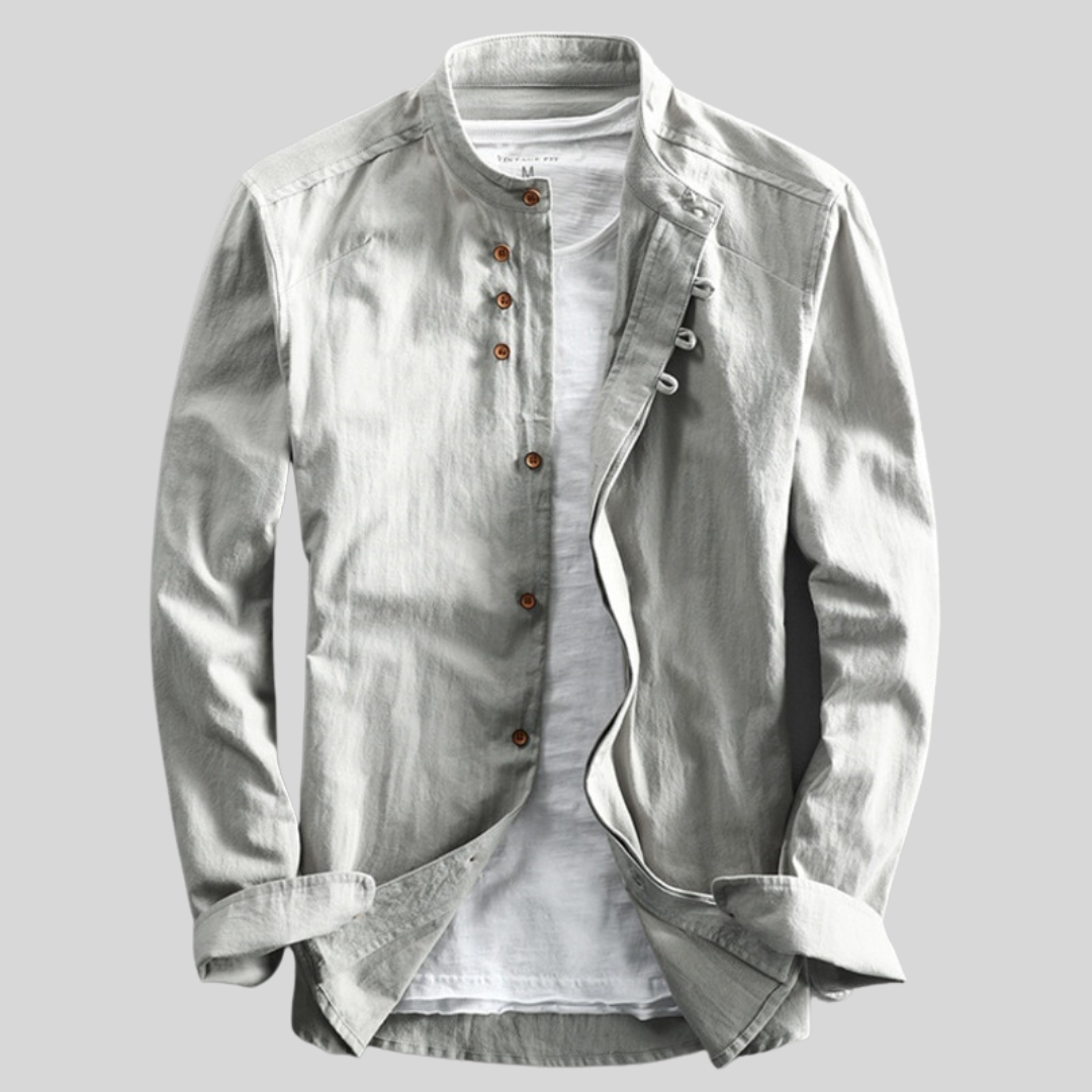 Graues Herrenhemd mit Stehkragen, Holzknöpfen und weißem T-Shirt darunter. Modisches, lässiges Design für stilvolle Herrenmode.