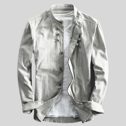 Graues Herrenhemd mit Stehkragen, Holzknöpfen und weißem T-Shirt darunter. Modisches, lässiges Design für stilvolle Herrenmode.