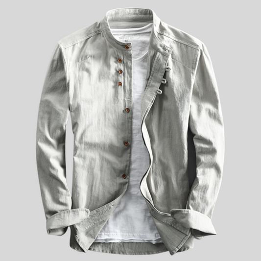 Graues Herrenhemd mit Stehkragen, Holzknöpfen und weißem T-Shirt darunter. Modisches, lässiges Design für stilvolle Herrenmode.