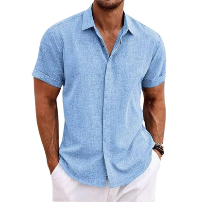 Mann trägt hellblaues Leinenhemd mit kurzen Ärmeln, offenem Kragen und Knopfleiste. Sommermode, Herrenbekleidung, lässiger Stil.