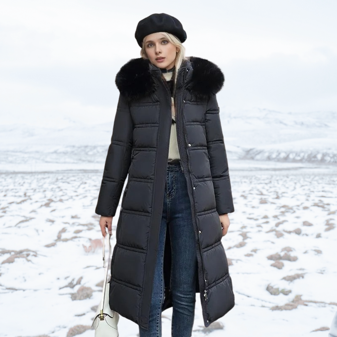 Frau in schwarzem Wintermantel mit Pelzkragen und Baskenmütze steht in verschneiter Landschaft. Wintermode, Damenbekleidung, Outdoor-Stil.