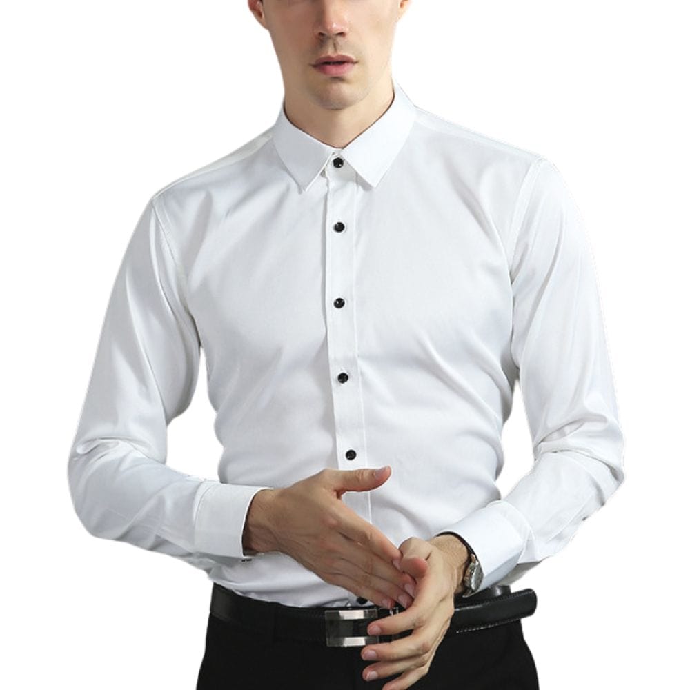 Mann in weißem Hemd mit schwarzen Knöpfen, formelle Kleidung, Business-Look, elegantes Design, modisches Herrenhemd, klassischer Stil.