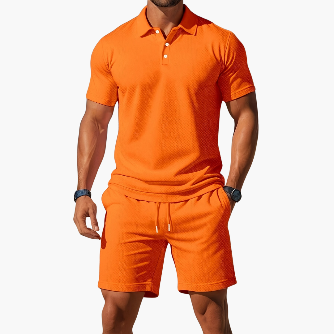 Mann in orangefarbenem Poloshirt und Shorts, sportlich, modern, Sommermode, Freizeitkleidung, stilvoll, trendig, Herrenbekleidung, Outdoor-Outfit.