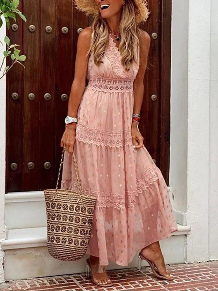 Frau in rosa Spitzenkleid und Strohhut vor Holztür, hält geflochtene Tasche. Sommermode, Boho-Stil, elegantes Maxikleid, lässiger Look.