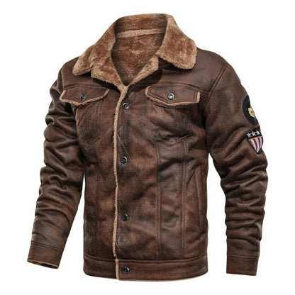 Braune Lederjacke mit Fellkragen, zwei Brusttaschen und gesticktem Abzeichen auf dem Ärmel. Perfekt für Herrenmode und Winterbekleidung.