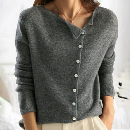 Grauer Damenpullover mit asymmetrischem Knopfverschluss, weiches Material, modisches Design, ideal für Herbstmode und lässige Outfits.
