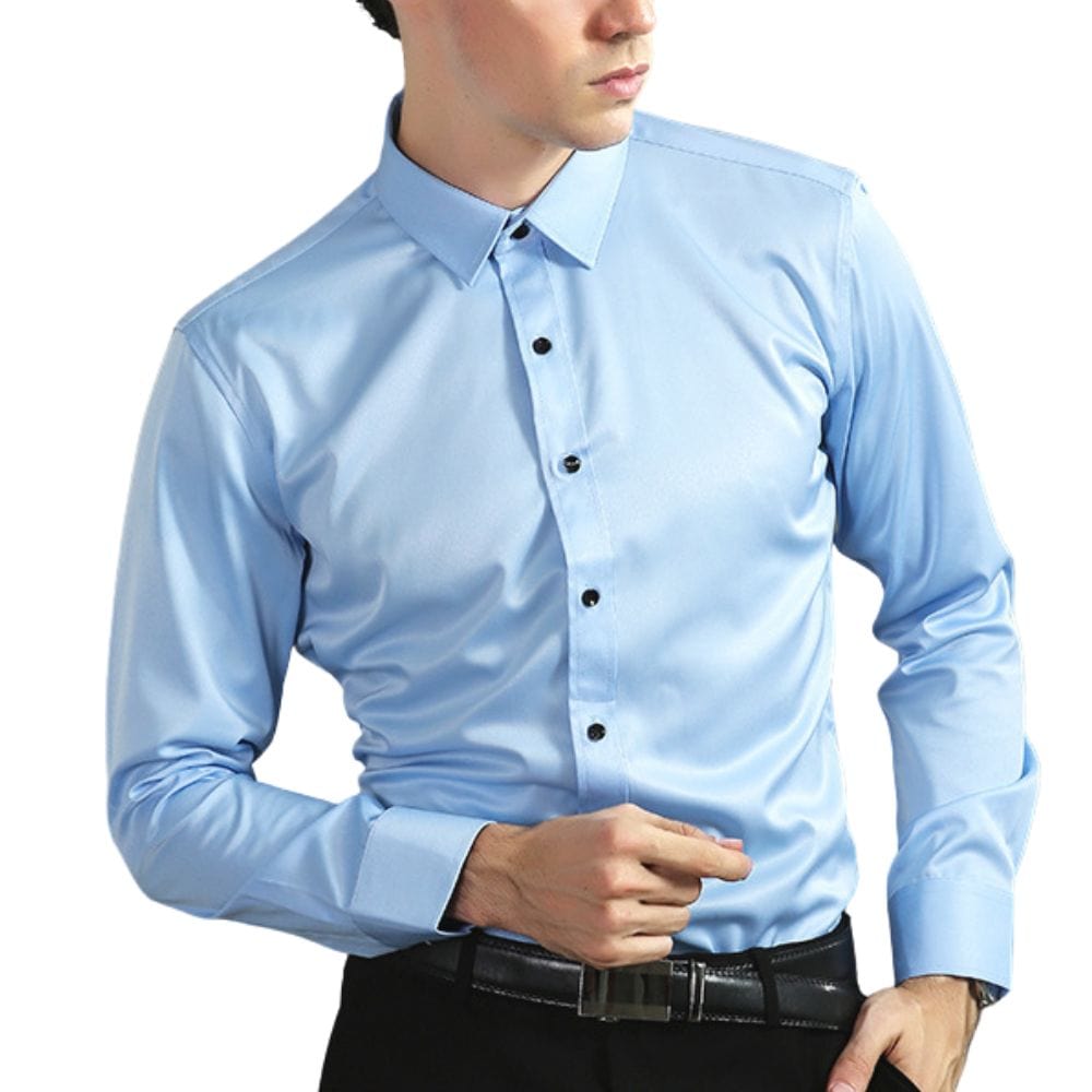 Mann in hellblauem Hemd mit schwarzen Knöpfen, eleganter Business-Look, formelle Herrenmode, langärmlig, klassischer Kragen, stilvoll gekleidet.