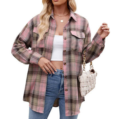 Frau in karierter Hemdjacke, rosa und braun, mit weißem Top und blauer Jeans. Sie trägt eine weiße Handtasche. Modetrend, lässiger Stil.