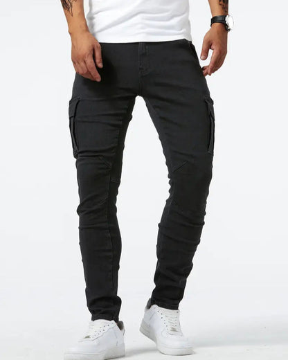 Herren schwarze Cargohose, schlanke Passform, mit Seitentaschen, kombiniert mit weißen Sneakers und weißem T-Shirt, modisch und lässig.