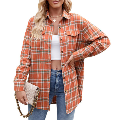 Frau in orange-kariertem Hemd, weißem Top und blauer Jeans, hält eine beige gesteppte Handtasche. Modetrend, lässiger Stil, Damenmode.