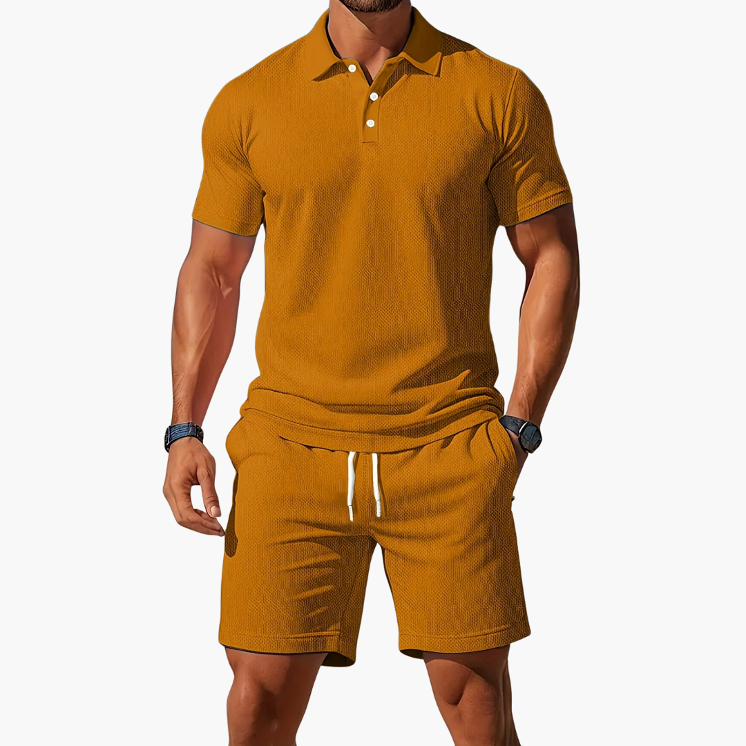 Mann in senfgelbem Poloshirt und Shorts, sportlich-eleganter Look, Sommermode für Herren, Freizeitoutfit, stilvoll und modern.