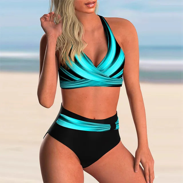Blonde Frau in türkis-schwarzem Bikini am Strand, Sommermode, stilvoller Badeanzug, Strandbekleidung, Urlaub, Meereshintergrund.