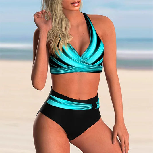 Blonde Frau in türkis-schwarzem Bikini am Strand, Sommermode, stilvoller Badeanzug, Strandbekleidung, Urlaub, Meereshintergrund.