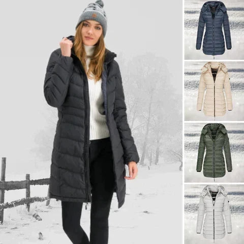 Frau in langer, grauer Daunenjacke im Winter; vier Farbvarianten der Jacke rechts: Blau, Beige, Grün, Weiß. Wintermode, warme Damenjacke.