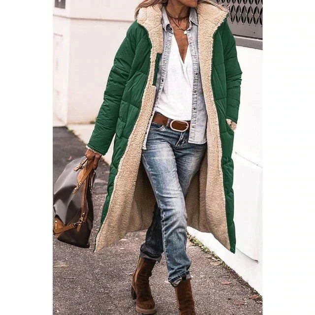Frau in grünem Wintermantel mit Lammfellfutter, Jeans und braunen Stiefeln, trägt braune Handtasche. Modetrend, Wintermode, Straßenstil.
