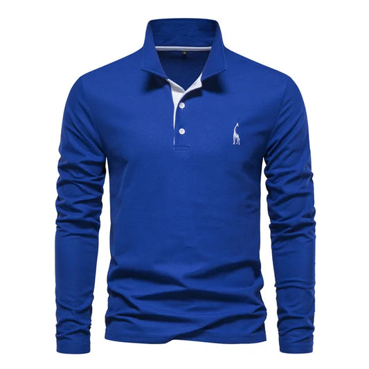Blaues Langarm-Poloshirt mit Knopfleiste und gesticktem Logo. Herrenmode, elegantes Design, ideal für Freizeit und Business.