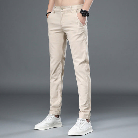 Beige Chinohose für Herren, kombiniert mit weißen Sneakern. Modische, lässige Herrenbekleidung, ideal für Freizeit und Büro.