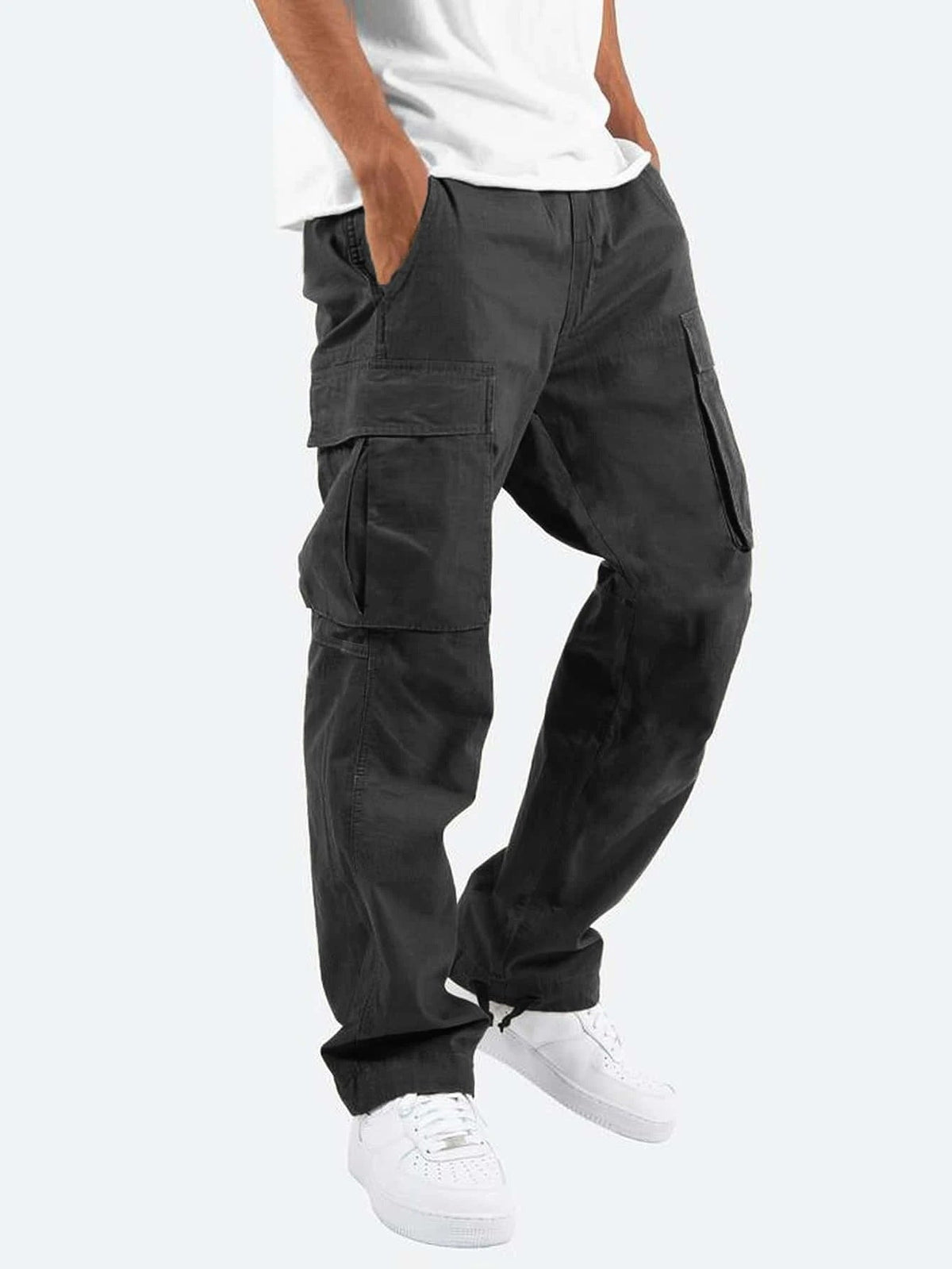 Schwarze Cargo-Hose für Herren, lässiger Stil, mit Seitentaschen, kombiniert mit weißen Sneakers und weißem T-Shirt. Ideal für Streetwear-Look.