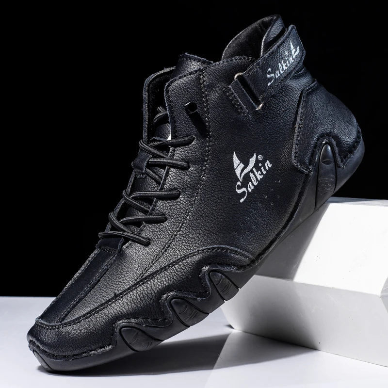 Schwarzer Herren-Sneaker mit hohem Schaft, Lederoptik und markantem Sohlenprofil. Modischer Sportschuh, ideal für Freizeit und Sport.