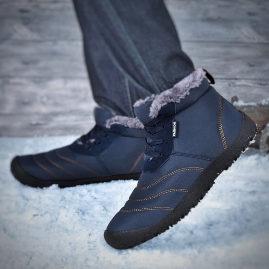 Dunkelblaue Winterstiefel mit Fellfutter, getragen auf Schnee. Bequeme, warme Schuhe für kaltes Wetter. Ideal für Outdoor-Aktivitäten im Winter.