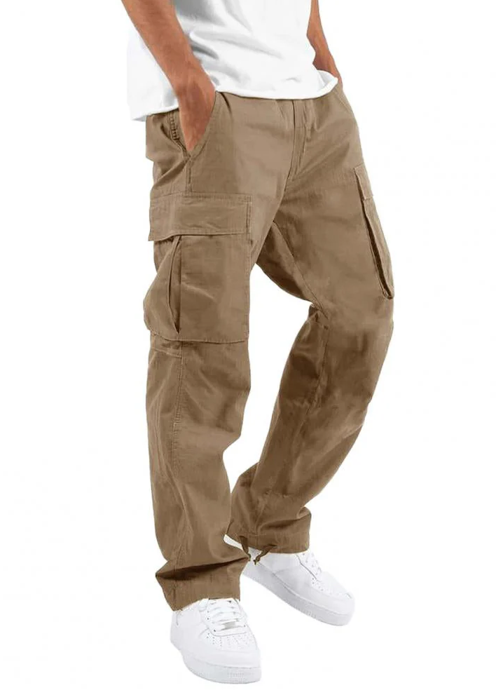 Mann trägt beige Cargohose mit Seitentaschen, kombiniert mit weißem T-Shirt und weißen Sneakers. Modetrend, lässiger Stil, Herrenbekleidung.