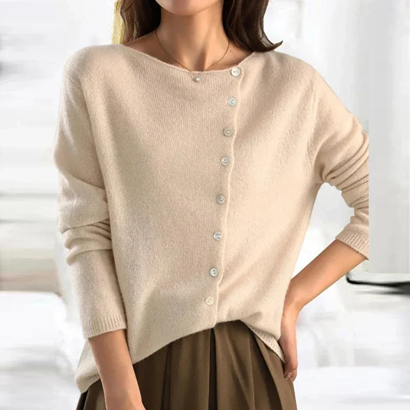 Damenpullover in Beige mit asymmetrischer Knopfleiste, elegantes Design, weicher Stoff, ideal für Herbstmode, stilvoll und modern.