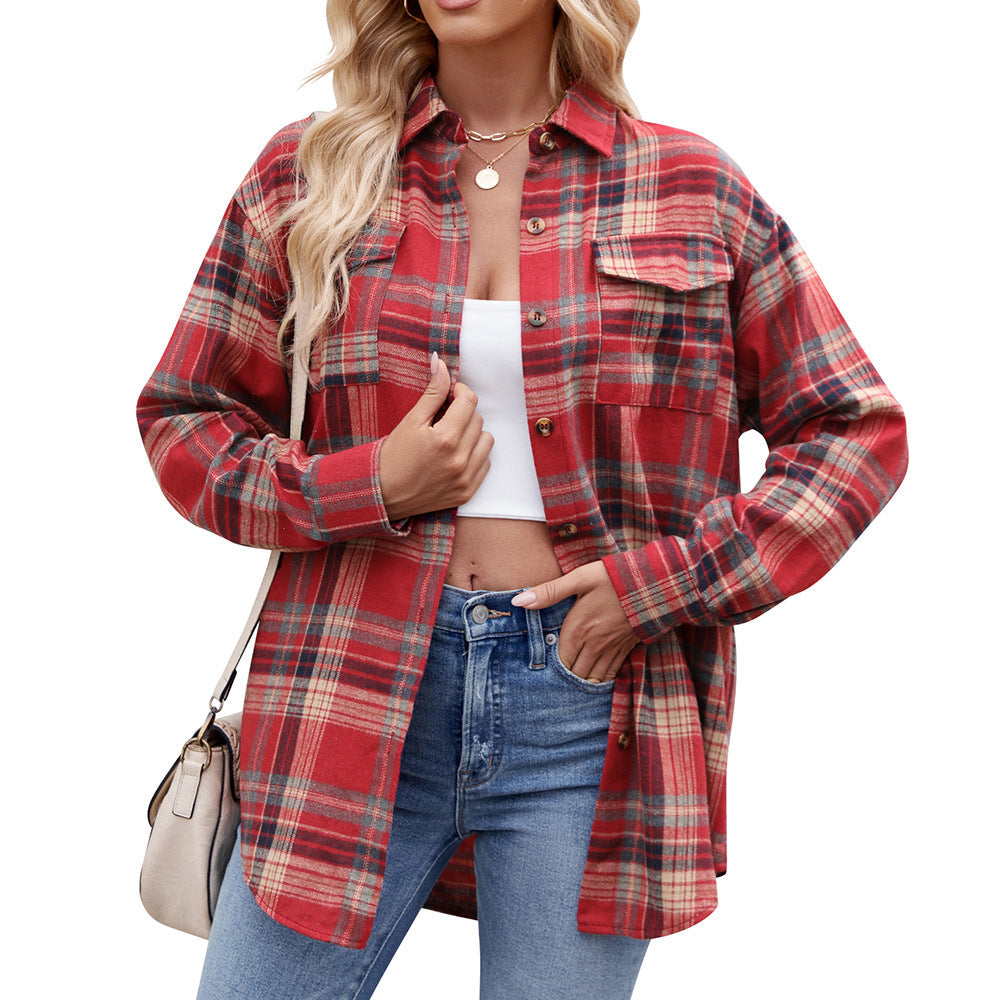 Frau trägt rot-kariertes Flanellhemd, weiße Crop-Top, blaue Jeans und beige Tasche. Modetrend Herbst, lässiger Stil, Damenmode.