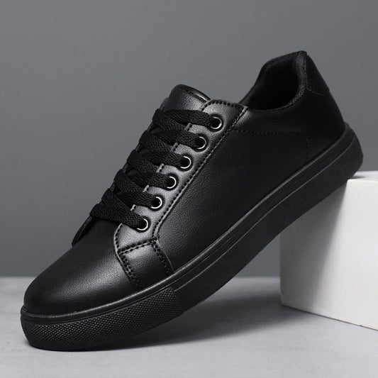 Schwarzer Sneaker aus Leder mit Schnürsenkeln, seitlich auf weißem Hintergrund präsentiert. Moderner, stilvoller Freizeitschuh für Herren.