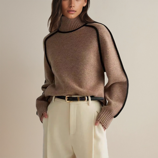 Frau in braunem Rollkragenpullover mit schwarzen Akzenten, beiger Hose und schwarzem Gürtel. Modetrend, Herbstmode, eleganter Look.